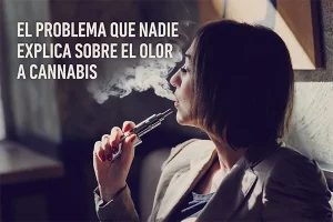 “Mujer vapeando cannabis en interior expulsando humo, ilustrando el problema del olor a cannabis en espacios cerrados”