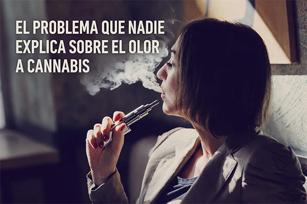 “Mujer vapeando cannabis en interior expulsando humo, ilustrando el problema del olor a cannabis en espacios cerrados”