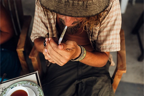 hombre fumando un pre-rolls de cannabis