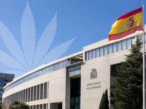 Fachada del ministerio de sanidad de España con hoja de cannabis