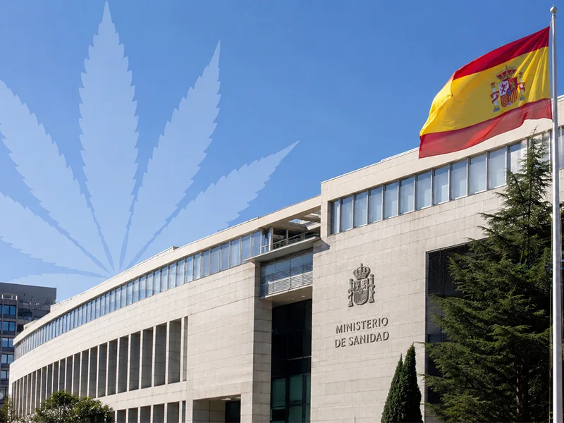 Fachada del ministerio de sanidad de España con hoja de cannabis